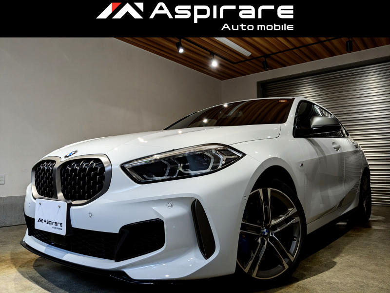 BMW 1シリーズ M135i xDrive　ドライビングアシスト　コンフォートアクセス　パーキングアシスト　ダコタブラックレザー　シートヒーター　ナビ　リアカメラ　CarPlay対応　新車ワンオーナー　